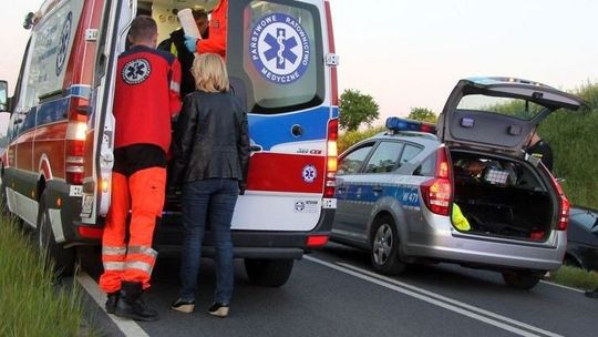 Pękły pięta, łokieć i trzy żebra. Poszkodowanych w czołówce przewieziono do szpitala
