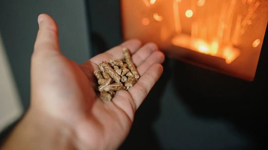 Pellet bije rekordy cen, a węgiel znika ze składów. Sprawdź tańsze i legalne alternatywy na zimę