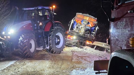 Piaskarka zsunęła się na barierki. Pułapka lodowa pod warstwą śniegu