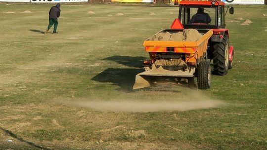 Piaskowali boisko, zdemontowali maszty 