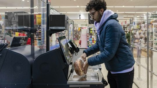 Jak się dowiesz, to przestaniesz ten chleb kupować - mówi piekarz