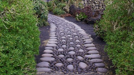 Pielęgnacja kamienia ogrodowego latem - sprawdź, jakie prace warto wykonać o tej porze roku Pielęgnacja kamienia ogrodowego latem - sprawdź, jakie prace warto wykonać o tej porze roku