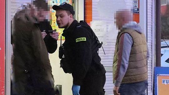 Pieniądze w woreczku zostawiła przed marketem. Zagadka zaginionej gotówki 