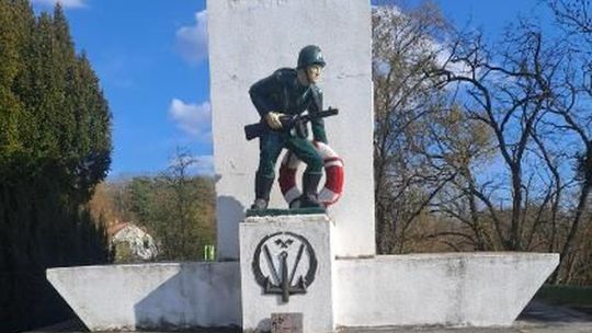 Pierś po order wypina, a o pomnik nie dba? Wstyd w rocznicę forsowania Odry