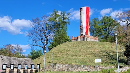 Pierwsza taka ogromna flaga w najdalej wysuniętej na zachód gminie w Polsce