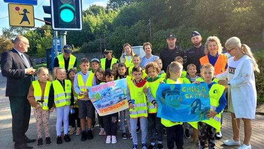 Pierwszaki uczyły się właściwego zachowania na drodze do i ze szkoły [foto]