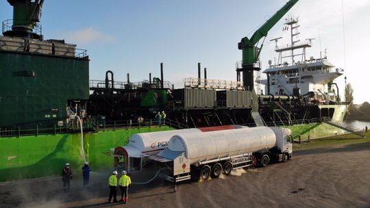 Pierwsze bunkrowanie statku gazem LNG na Odrze