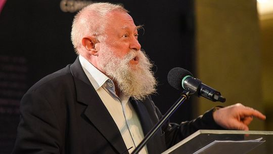 Pies „umiera”, czy „zdycha”? Profesor Bralczyk wzbudził dyskusję