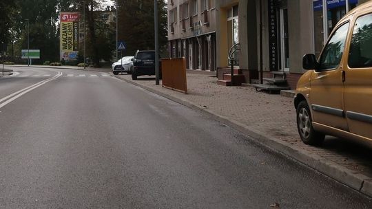 Piesi narzekają na zaparkowane na chodniku auta. Pasy zablokowane przez duży samochód