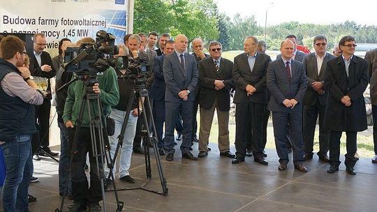 Piją wodę dzięki słońcu. Panele na 2 hektarach