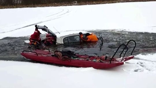 Pijacki rajd po jeziorze zakończony w lodowatej wodzie. Toyota pod wodą, kierowcy w rękach policji