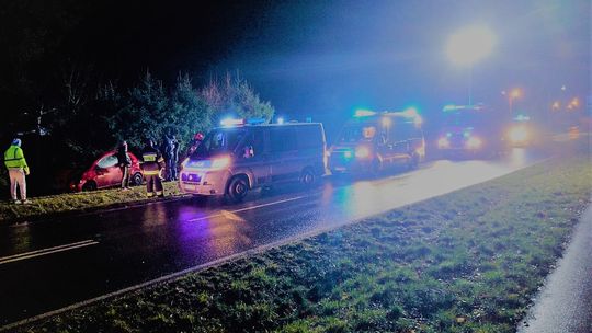 Pijana dachowała. Zwaliła wszystko na męża