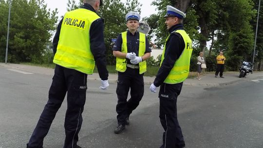 Pijana ominęła policjanta zabezpieczającego procesję i uderzyła w zaparkowany samochód
