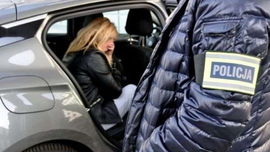 Pijana w BMW siedziała na miejscu kierowcy. Nie dała się sprawdzić alkomatem Pijana w BMW siedziała na miejscu kierowcy. Nie dała się sprawdzić alkomatem