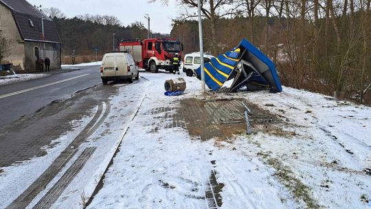 Autem uderzyła w przystanek autobusowy i... uciekła