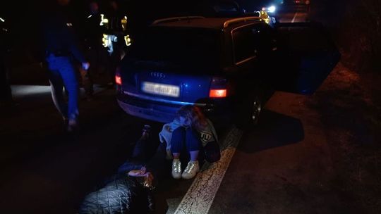 Pijane koleżanki z pasażerem i narkotykami w audi. Wjechali prosto w drzewo Pijane koleżanki z pasażerem i narkotykami w audi. Wjechali prosto w drzewo