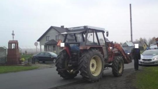 Pijani ukradli ciągnik i jeździli nim po polach