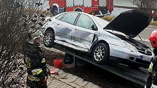 Pijany 22-latek uderzył w bariery na DK31. Miał blisko promil alkoholu