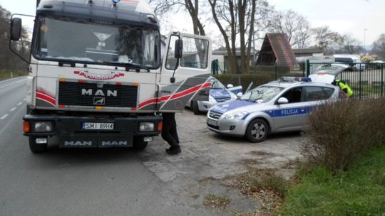 Pijany bez prawka jechał tirem przez miasto