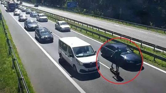 Pijany na hulajnodze na autostradzie. Jechał pod prąd [WIDEO]