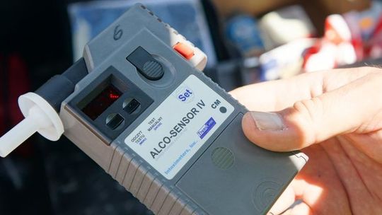 Pijany jechał po ulicy gdzie są wykopy