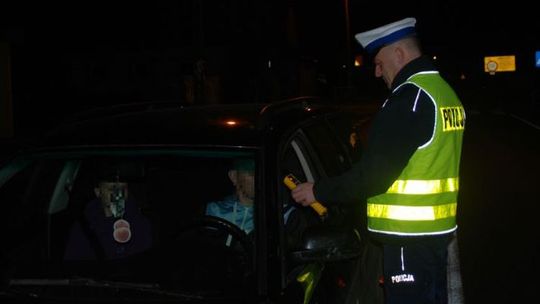 Pijany kierowca przesiadł się na miejsce pasażera, który był...