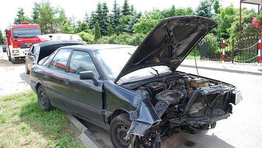 Pijany kierowca uderzył w ciepłociąg Pijany kierowca uderzył w ciepłociąg