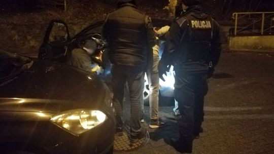 Pijany nastolatek wiózł 15-latka i nie zmieścił się na zakręcie. Co mu teraz grozi przed sądem w Gryfinie?