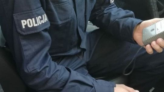 Pijany policjant uderzył samochodem w ogrodzenie