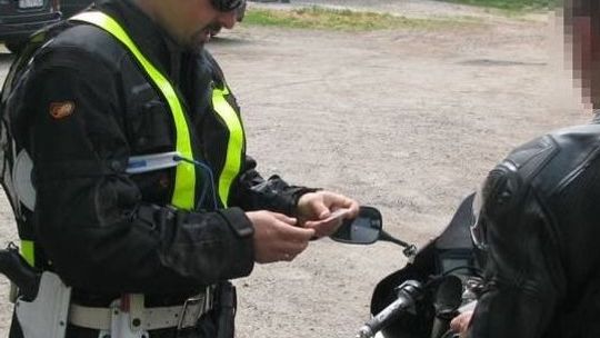 Pijany prowadził motorower.  Zatrzymała go policja i dodatkowo okazało się …