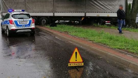 Pijany tirem mógł wjechać w dom. Trafił na barierki