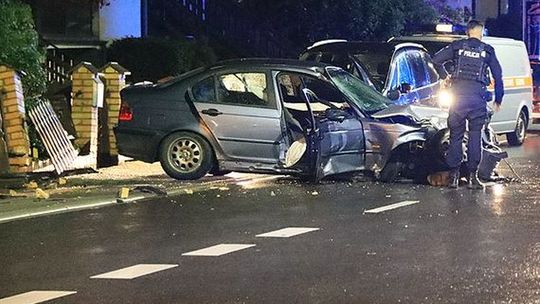 Pijany w BMW wjechał z impetem w ogrodzenie