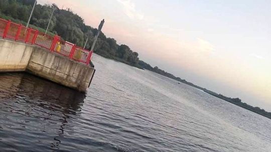 Pijany wskoczył do wody i... zaczął tonąć Pijany wskoczył do wody i... zaczął tonąć