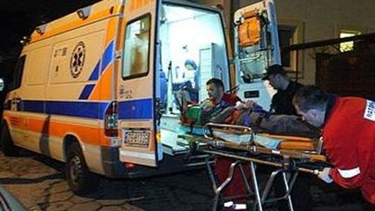 Pijany wyleciał przez okno z drugiego piętra