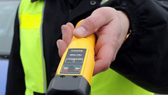 Pijany wysiadł z samochodu i pytał policjanta o drogę