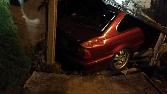 Pijany z impetem wjechał w garaż