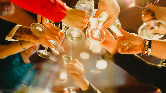 Alkoholu pijemy wciąż więcej. „Silne lobby alkoholowe”