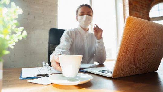 Pijemy kawę aby poprawić sobie nastrój. Ciekawe, że spożywamy jej więcej w czasie pandemii