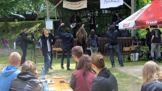 Piknik rowerowy organizowany przez księdza