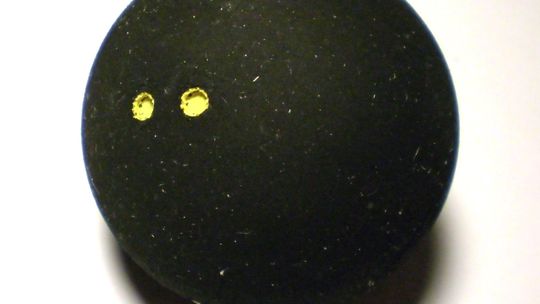 Piłka do squasha - czym różnią się od siebie piłki dla amatorów i zawodników