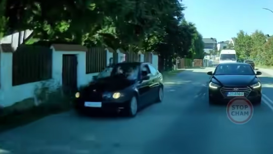 Pirat w BMW pędził po chodniku. Policja prosi o pomoc w identyfikacji sprawcy