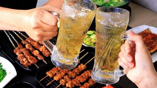 Piwo bezalkoholowe hitem na polskich grillach. Badanie WEI potwierdza rewolucję NoLo w Polsce