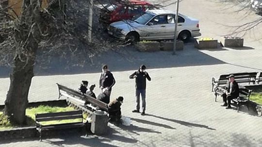 Plac Barnima wyjęty spod prawa? Brak reakcji służb na publiczne picie alkoholu i grupowanie się