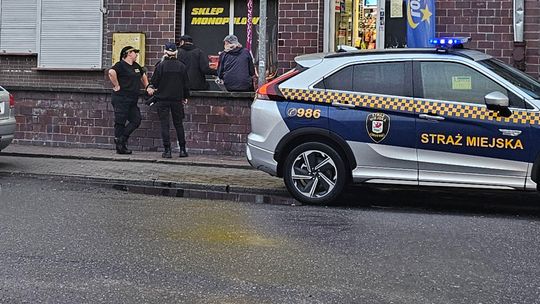 Plac Barnima zamienił się w pijalnię? Sypią mandatami