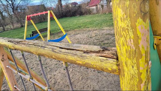 Plac zabaw jest w krytycznym stanie! - alarmuje radny [ZDJĘCIA]