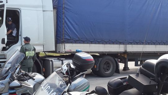 Plama oleju z ciężarówki utrudnia ruch na drodze