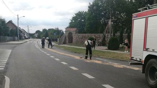 Plama rozlanego na drodze oleju ciągnęła się przez pół kilometra