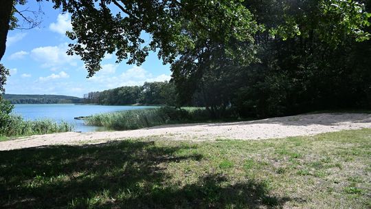 Plaża nad jeziorem gotowa na turystów!
