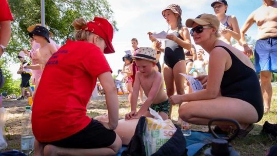 Plaża w Steklnie już działa! Sezon wystartował z pompą, pokazami i... nagłym alarmem