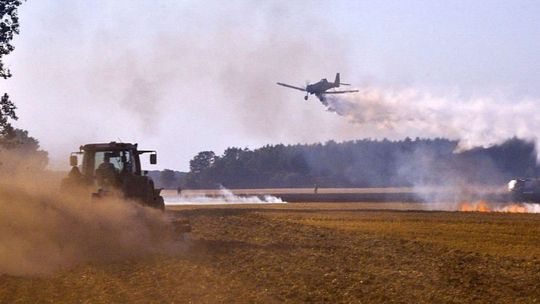 Płoną ścierniska. Akcje na drodze